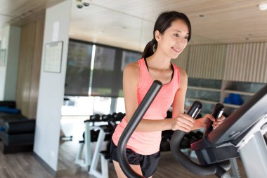 Eliptik makinesi ile çalışan kadın