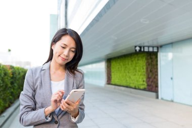 Cep telefonu kullanan iş kadını