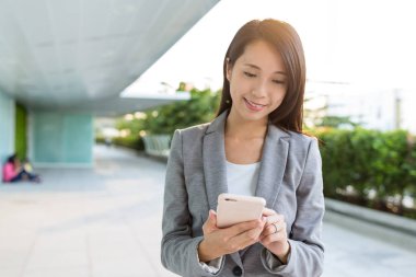 İş kadını manifatura cep telefonu üzerinde