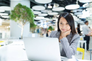 Dizüstü bilgisayarda çalışan iş kadını