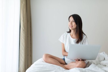 Dizüstü bilgisayar kullanan kadın