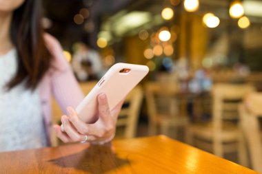 cep telefonuna SMS göndermek kadın