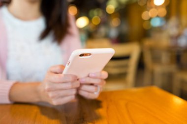 kadın cep telefonu kısa mesaj gönderme