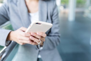 İş kadını, açık istimal hareket eden telefon