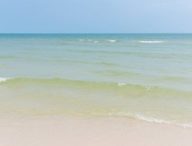 Deniz dalgaları ile kumlu plaj