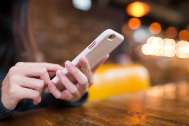 Kadın cep telefonundan mesaj atıyor