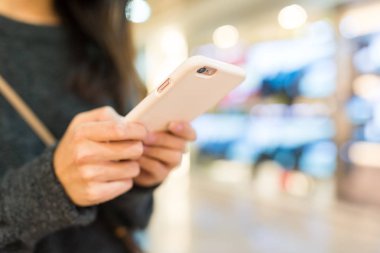 Kadın touch cep telefonu üzerinde