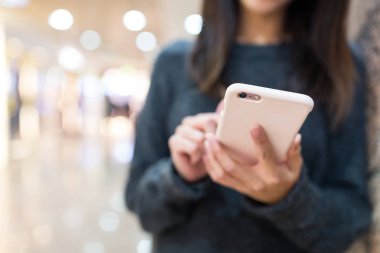 Kadın dokunmatik cep telefonu