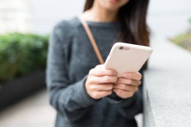 cep telefonu açık, kullanan kadın