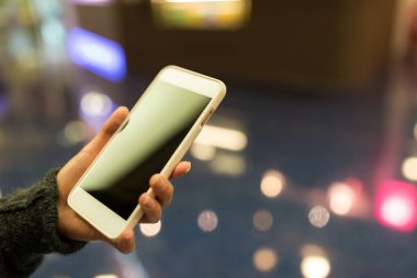 kadın holding cep telefonu