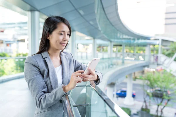 Mujer de negocios utilizando el teléfono celular —  Fotos de Stock