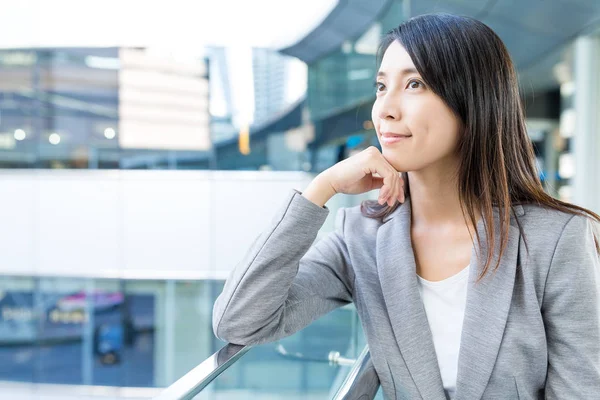 Businesswoman looking far away at outdoor — Stock Photo, Image