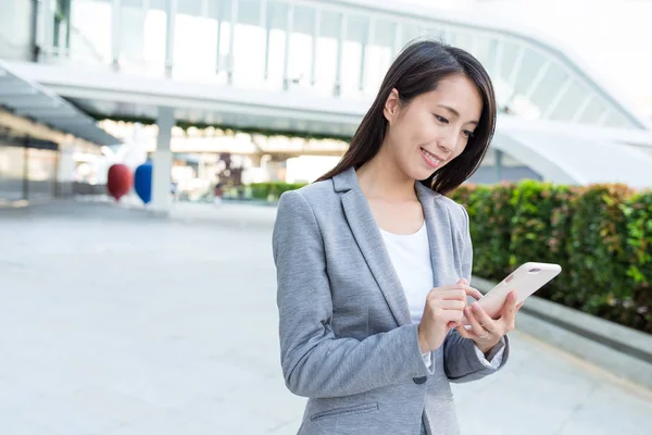 Zakenvrouw met behulp van mobiele telefoon — Stockfoto