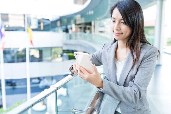 Cep telefonu kullanan iş kadını