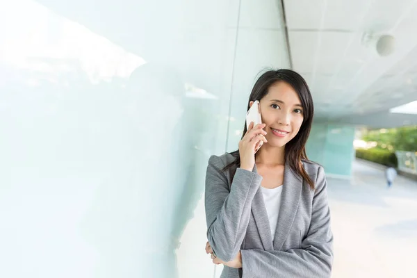 Mulher de negócios falar com celular — Fotografia de Stock