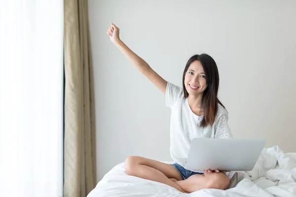 Vrouw wokring op laptopcomputer thuis — Stockfoto