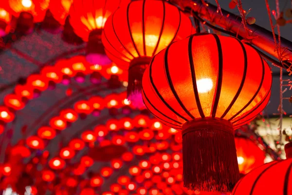 Geceleri kırmızı Çin fenerleri. — Stok fotoğraf