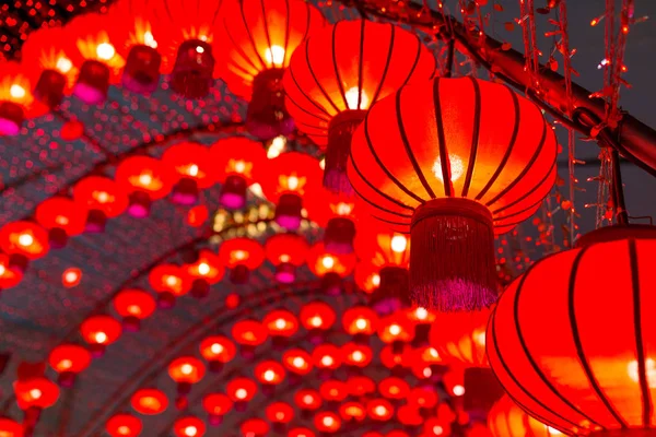 Красные китайские фонари ночью — стоковое фото