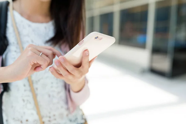 Woman using mobile phone — Stock Photo, Image