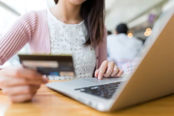 Kredi kartı ve dizüstü bilgisayar ile alışveriş kadın — Stok fotoğraf