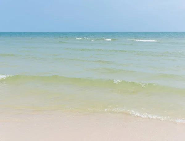 Písečná pláž s mořské vlny — Stock fotografie