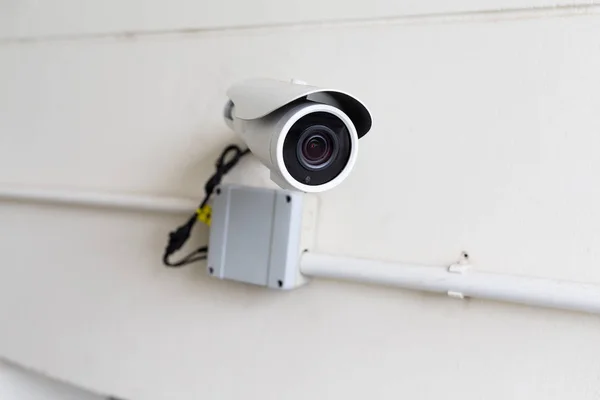 Caméra de surveillance au mur — Photo