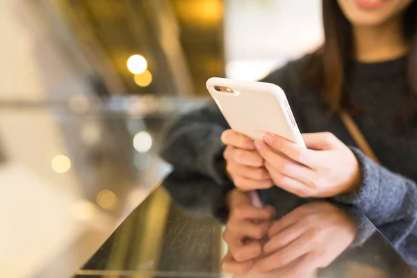 Жінка надсилає текстове повідомлення на мобільний телефон — стокове фото