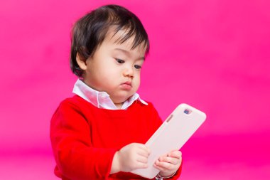 Cep telefonu görünümlü erkek bebek