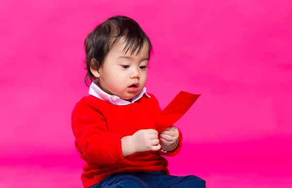 Asiatische Baby Junge hält eine Tasche — Stockfoto