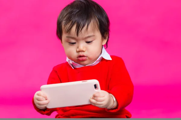 Kleiner Junge schaut aufs Handy — Stockfoto