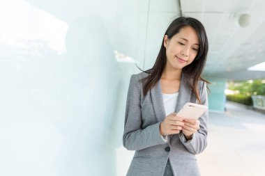 Cep telefonu kullanan iş kadını