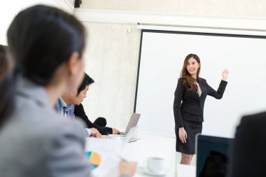 toplantıda iş ortakları planlama çalışması