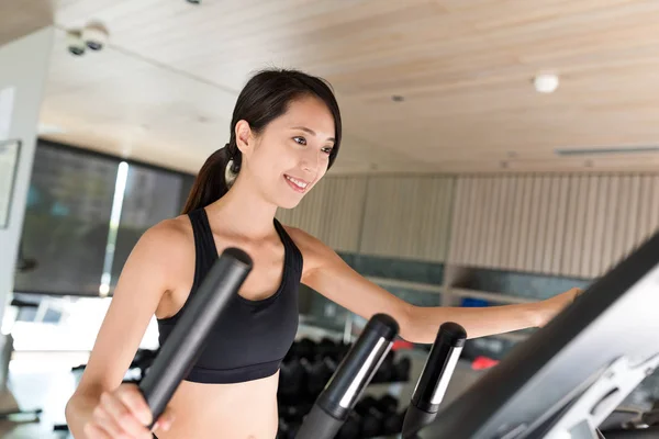 Sport Allenamento donna con macchina ellittica — Foto Stock