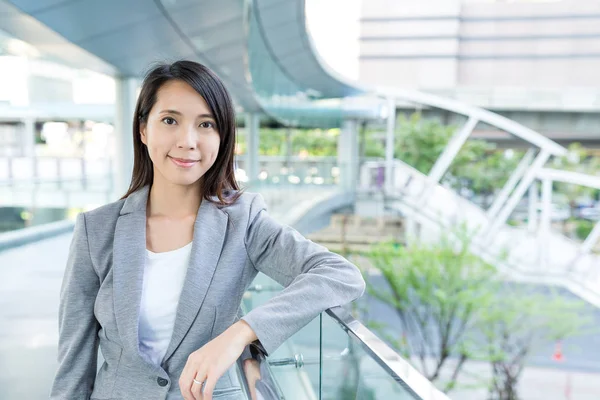 Asiatique femme d'affaires posant à l'extérieur — Photo