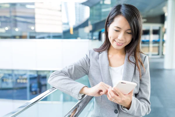 Mujer de negocios utilizando el teléfono celular —  Fotos de Stock