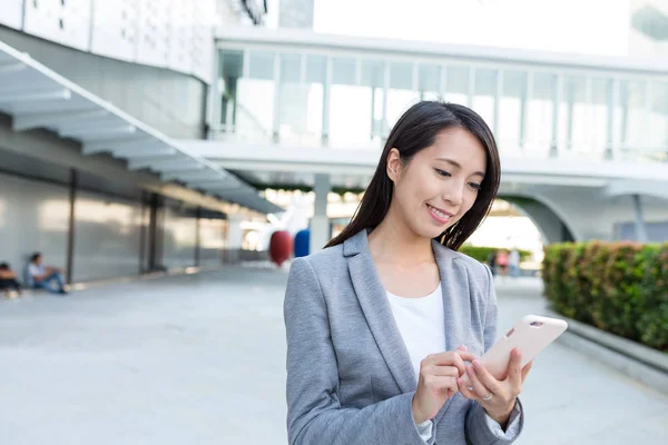 Zakenvrouw met behulp van mobiele telefoon — Stockfoto