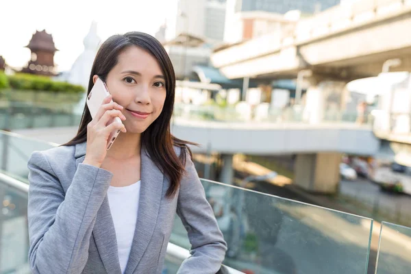 Affärskvinna pratar i mobiltelefon — Stockfoto