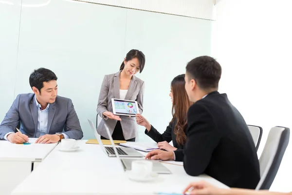 Zakelijke partners van plan werk bij vergadering — Stockfoto