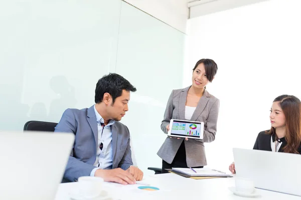 Presentación de negocios en sala de reuniones — Foto de Stock