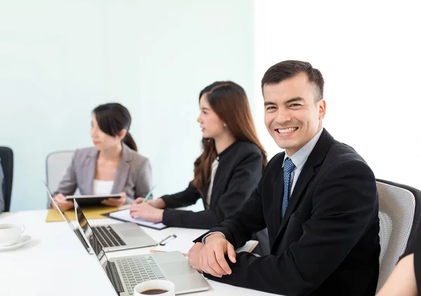 Geschäftspartner diskutieren bei Treffen über Dokumente und Ideen — Stockfoto