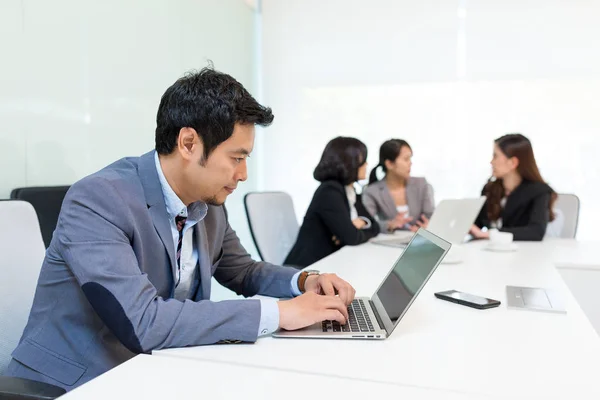 Empresários na Sala de Conferências — Fotografia de Stock