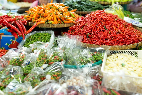 Verkauf von Gewürzen auf dem feuchten Markt — Stockfoto