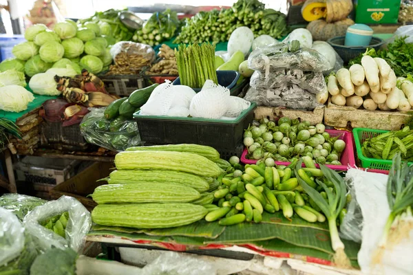 Produtos hortícolas saudáveis que vendem no mercado húmido — Fotografia de Stock