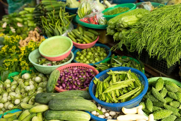 Produtos hortícolas frescos saudáveis no mercado húmido — Fotografia de Stock