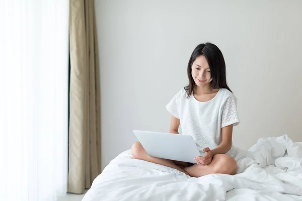 Frau benutzte Laptop — Stockfoto