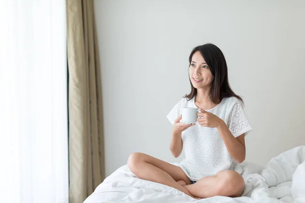 Frau genießt ihren morgendlichen Kaffee — Stockfoto