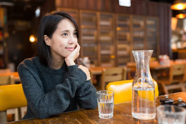 Femme pensant à quelque chose au café — Photo