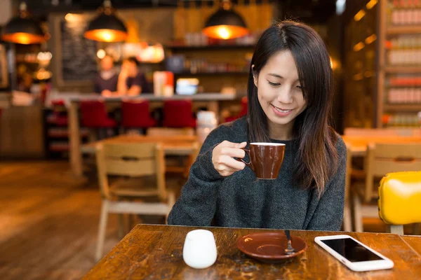 Mujer disfrutar de su café en el restaurante — Foto de Stock