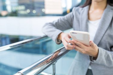 Cep telefonunuzun çalışma iş kadını