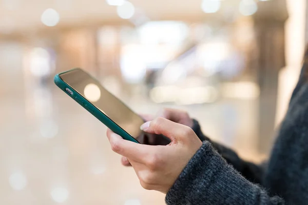 Vrouw verzenden sms op mobiele telefoon — Stockfoto